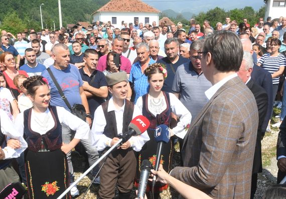 Predsednik Vučić obišao novoizgrađenu crkvu Svetog Save u Deževi