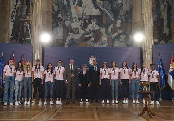 Predsednik Vučić sa ženskom košarkaškom reprezentacijom Srbije