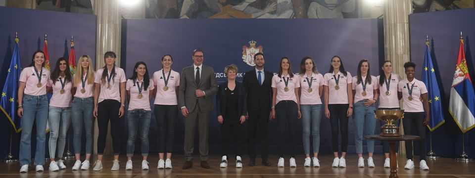 Predsednik Vučić sa ženskom košarkaškom reprezentacijom Srbije