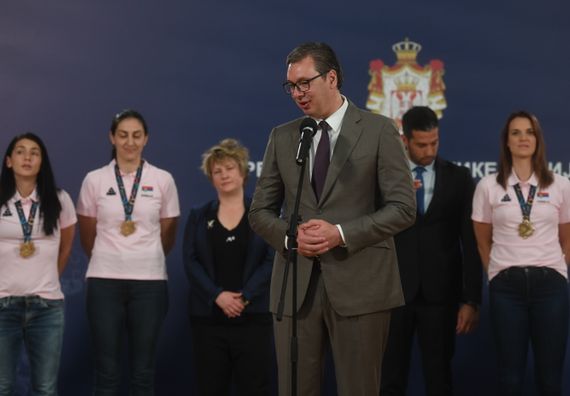 Predsednik Vučić sa ženskom košarkaškom reprezentacijom Srbije