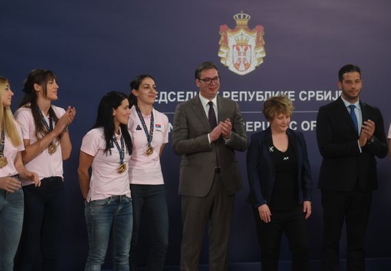 Predsednik Vučić sa ženskom košarkaškom reprezentacijom Srbije