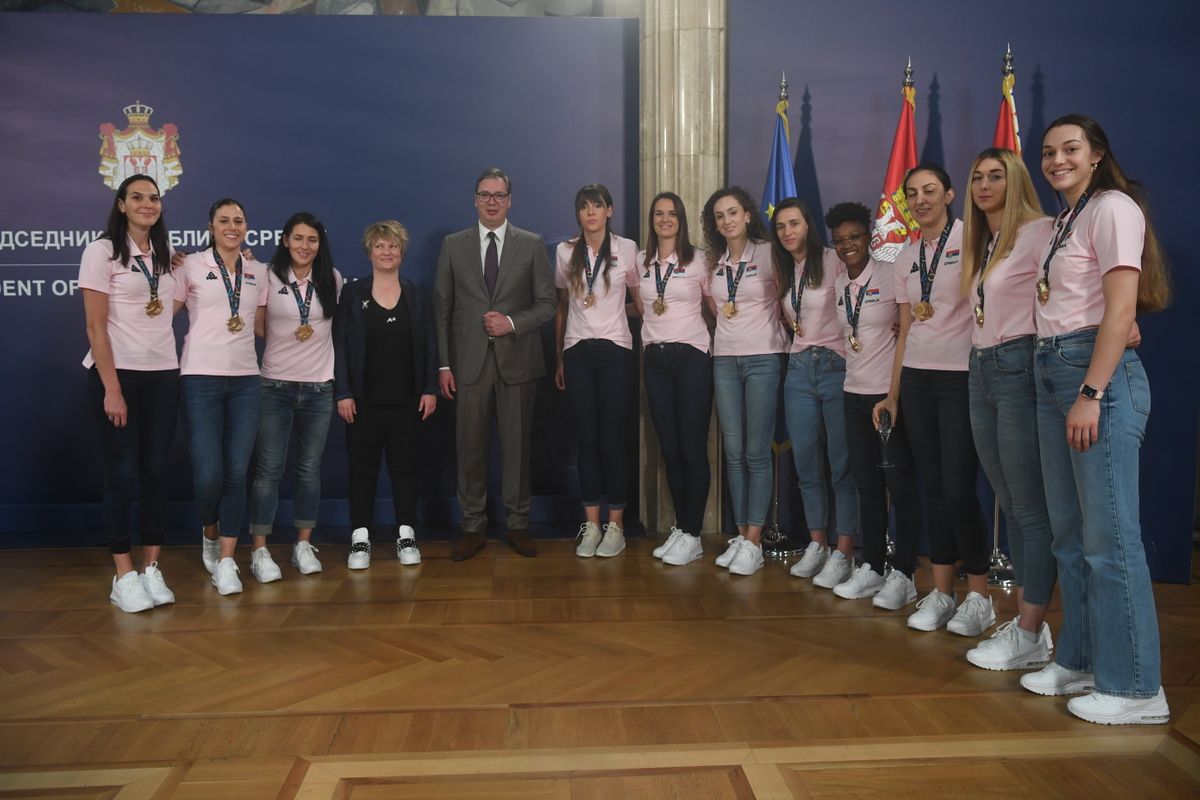 Председник Вучић са женском кошаркашком репрезентацијом Србије