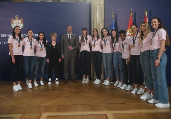 Predsednik Vučić sa ženskom košarkaškom reprezentacijom Srbije