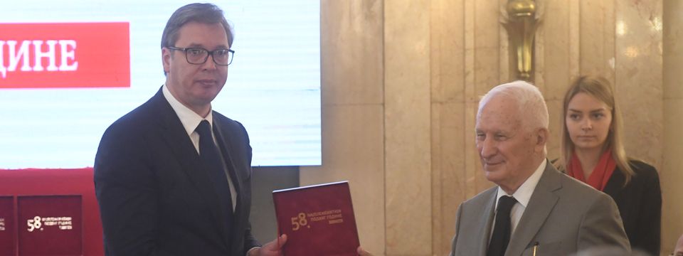 Uručenje zlatne plakete na ceremoniji Najplemenitiji podvig godine "Večernjih novosti"