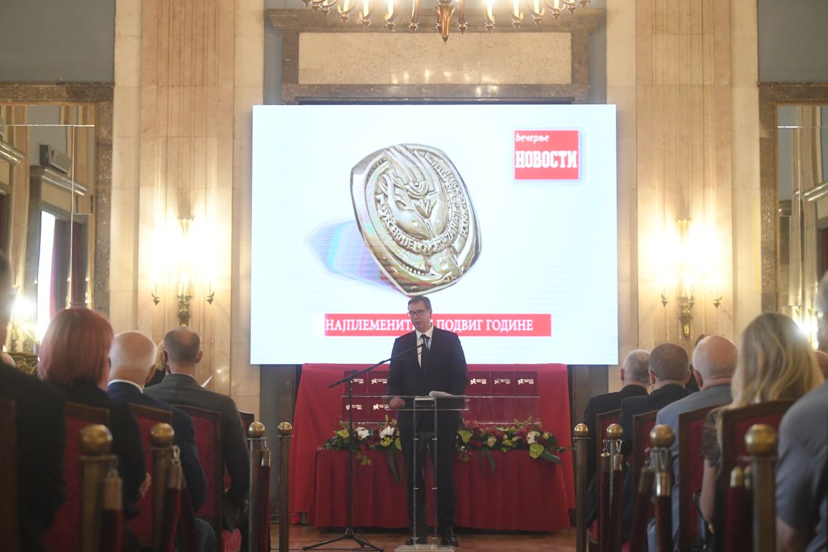 Уручење златне плакете на церемонији Најплеменитији подвиг године Уручење златне плакете на церемонији Најплеменитији подвиг године