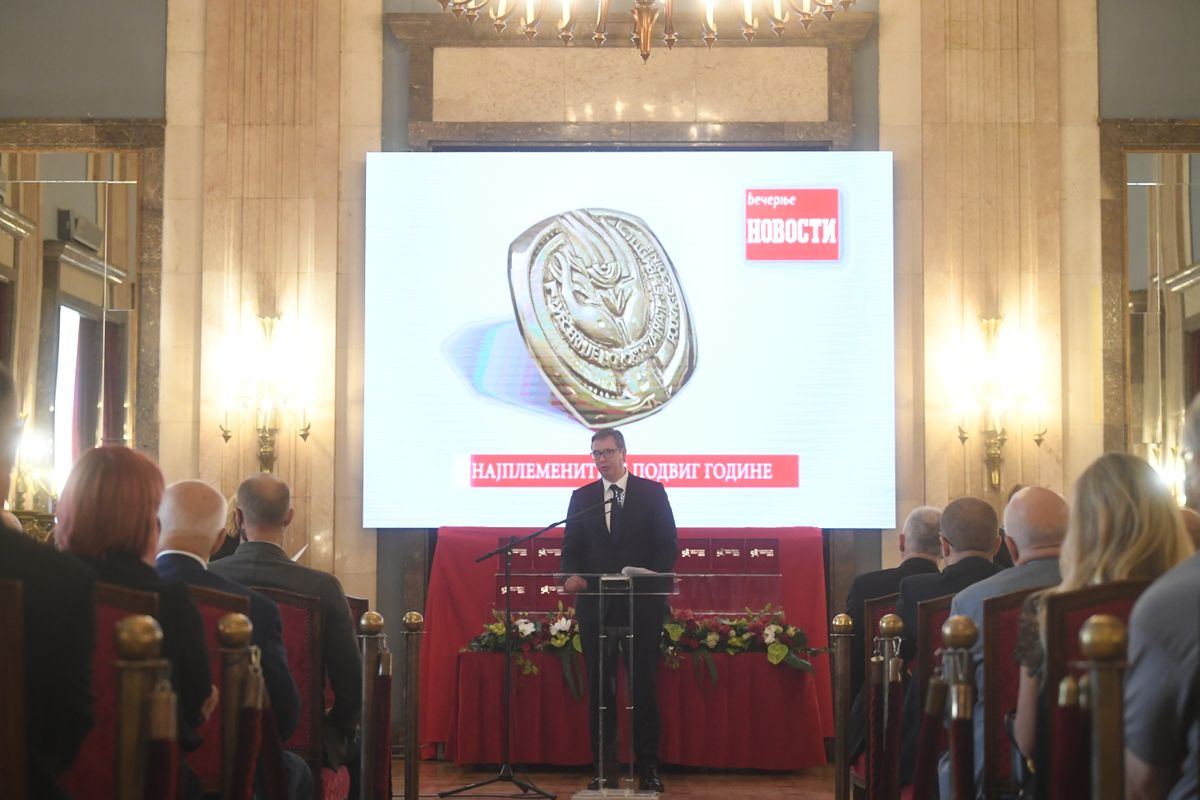 Uručenje zlatne plakete na ceremoniji Najplemenitiji podvig godine 