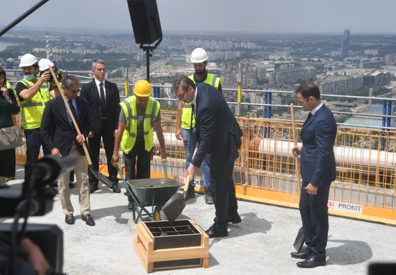 Председник Вучић присуствовао церемонији обележавања завршетка радова на конструкцији Куле Београд