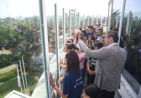 Predsednik Vučić ugostio decu iz regiona