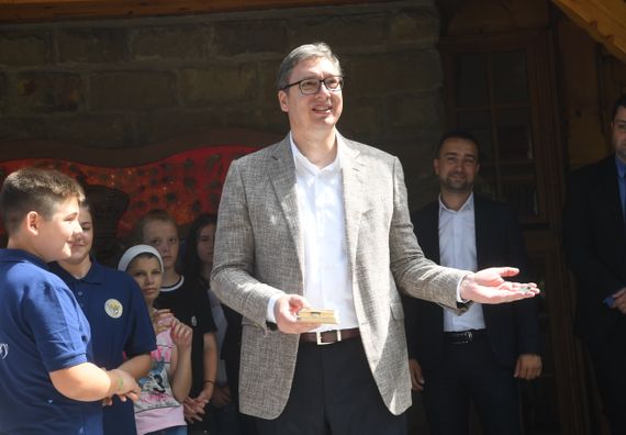 Predsednik Vučić ugostio decu iz regiona