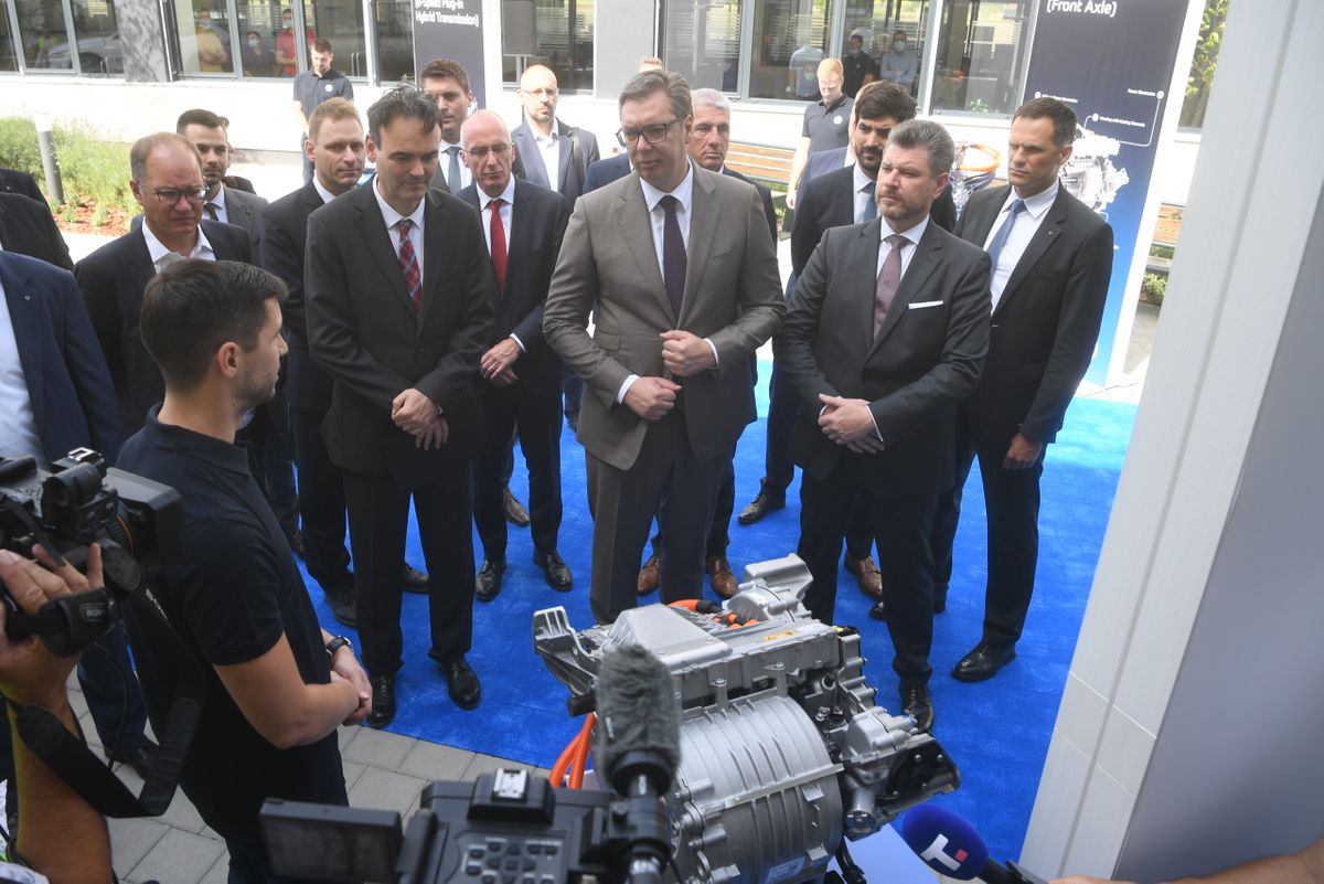 Predsednik Vučić obišao inženjerski centar u fabrici 