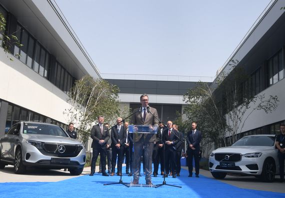 Председник Вучић обишао инжењерски центар у фабрици "ZF Serbia"