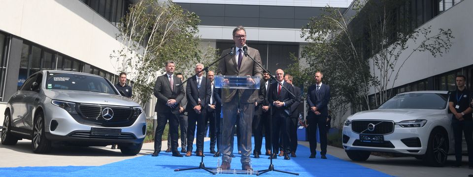 Predsednik Vučić obišao inženjerski centar u fabrici "ZF Serbia"