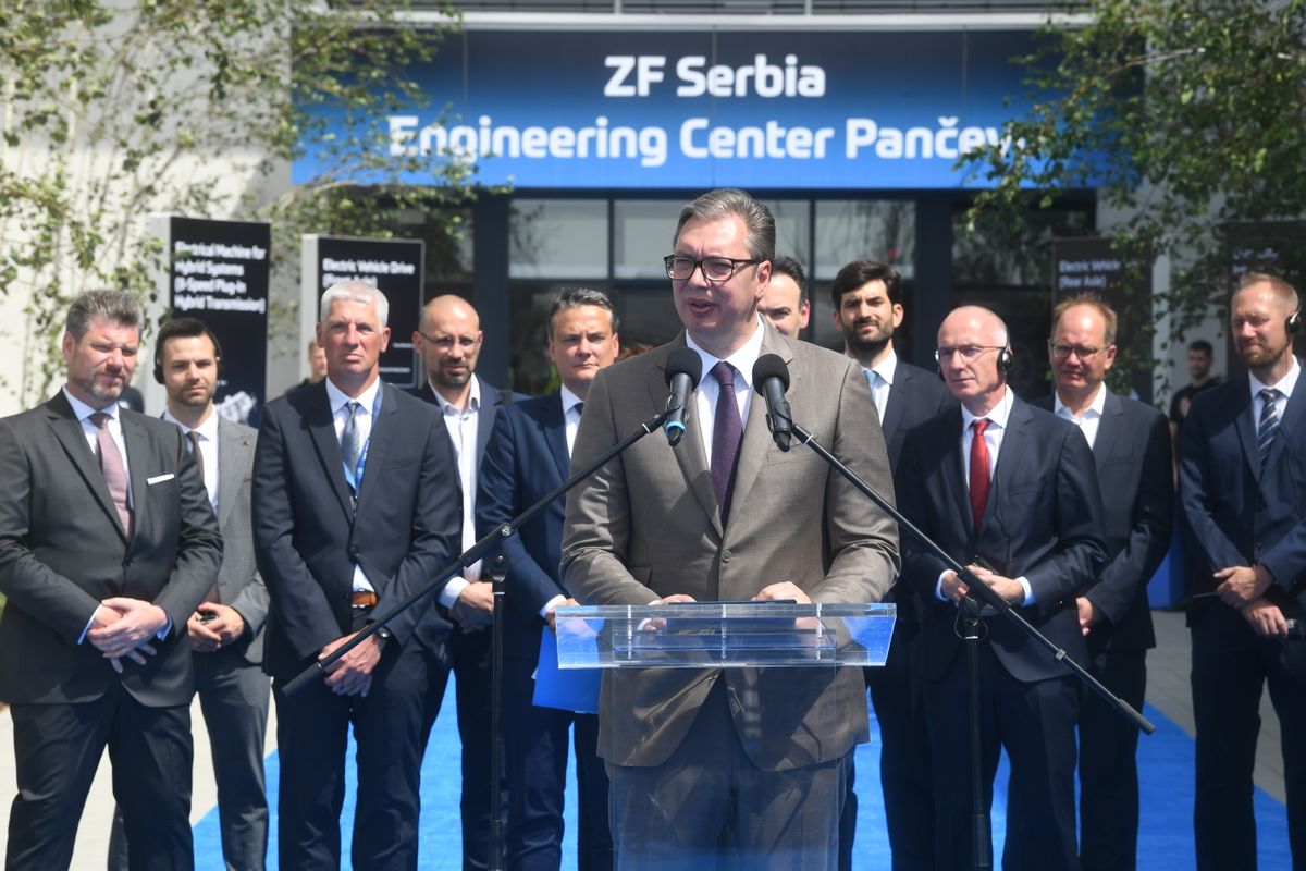 Председник Вучић обишао инжењерски центар у фабрици 