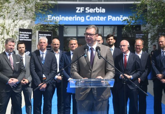 Председник Вучић обишао инжењерски центар у фабрици 