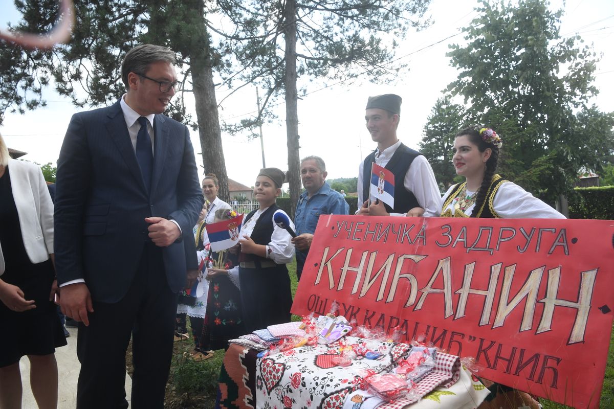 Председник Вучић посетио Крагујевац и општину Кнић