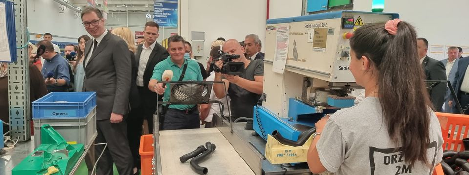 Predsednik Vučić obišao fabriku Teklas Automotive doo u Vladičinom Hanu