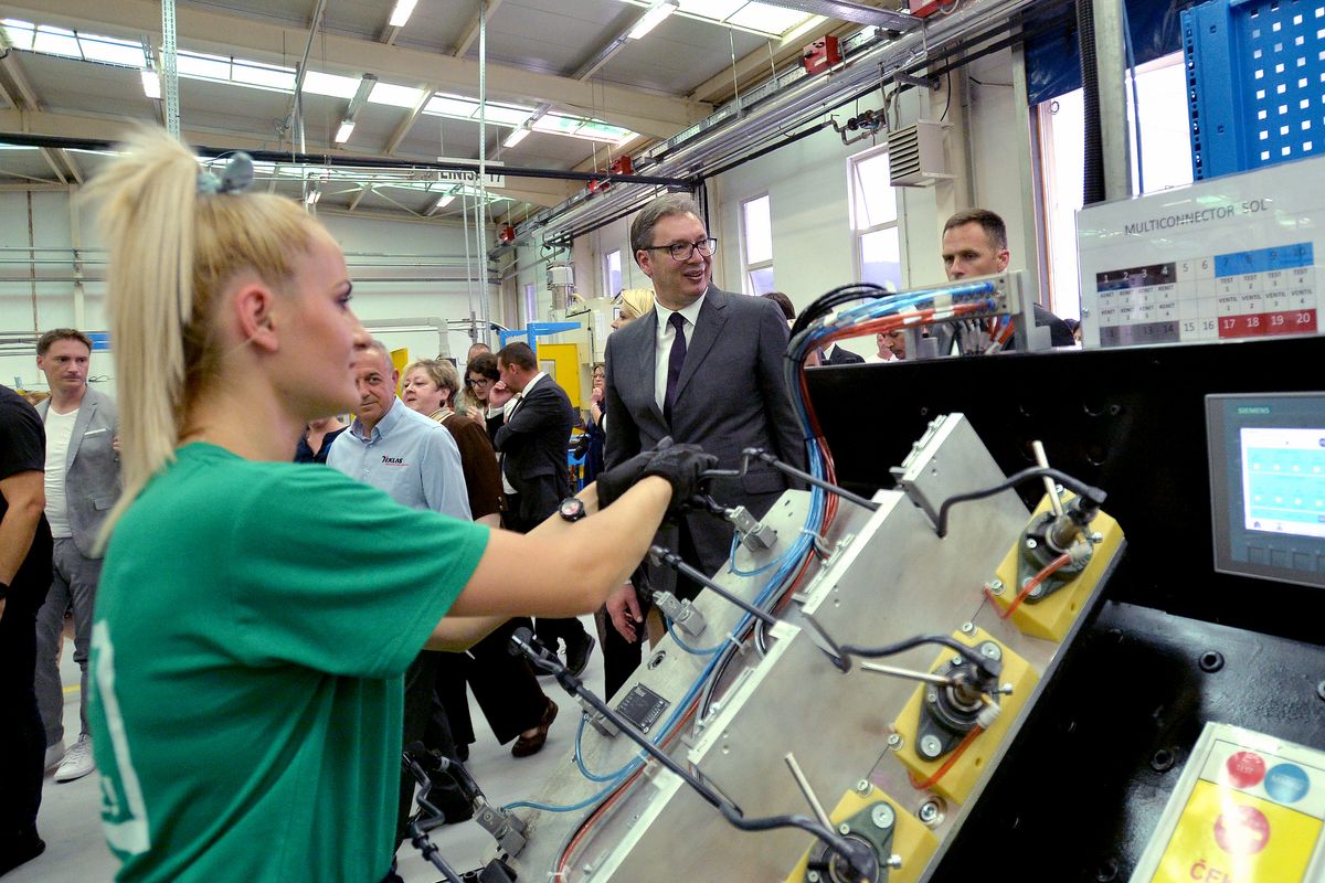 Председник Вучић обишао фабрику Teklas Automotive doo у Владичином Хану Председник Вучић обишао фабрику Teklas Automotive doo у Владичином Хану