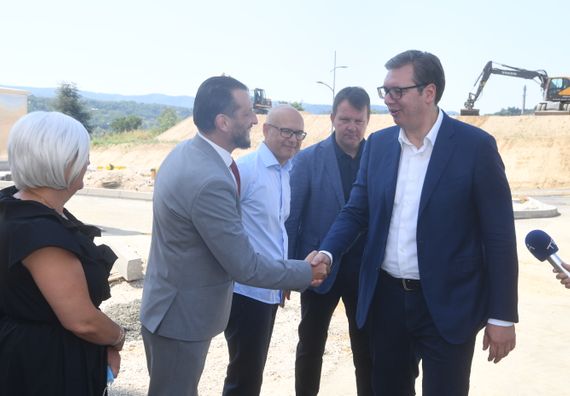 Predsednik Vučić obišao gradilište nove kovid bolnice u Novom Sadu