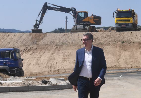 Predsednik Vučić obišao gradilište nove kovid bolnice u Novom Sadu