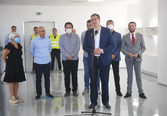 Predsednik Vučić obišao gradilište nove kovid bolnice u Novom Sadu