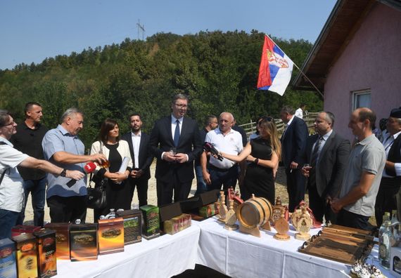 Predsednik Vučić obišao grad Užice, opštinu Bajinu Baštu i turističko naselje Mećavnik–Drvengrad