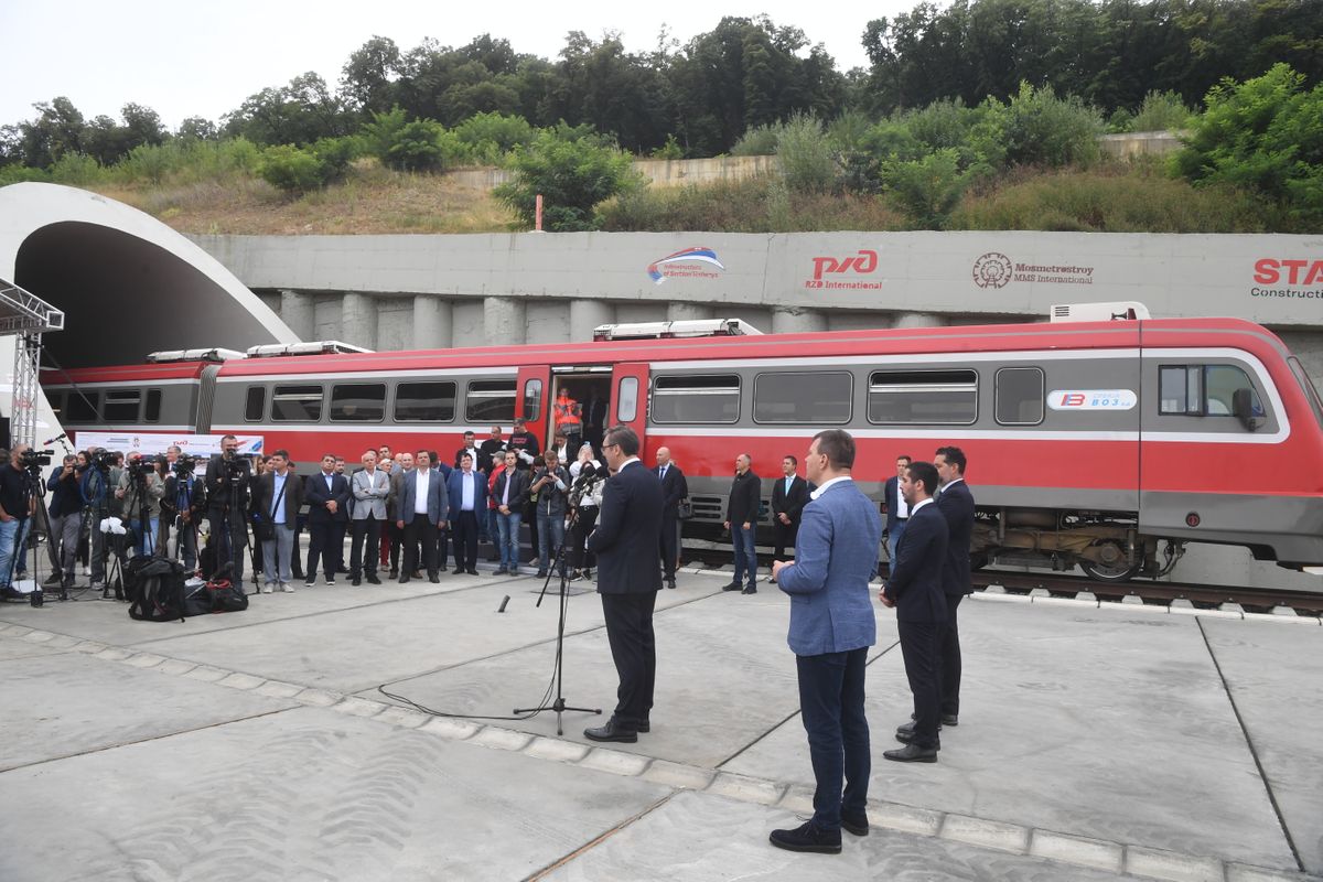 Predsednik Vučić prisustvovao ceremoniji spajanja železničkog koloseka na deonici Stara Pazova - Novi Sad