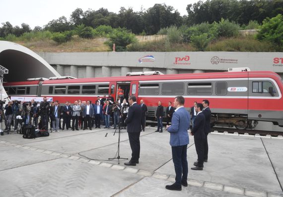 Predsednik Vučić prisustvovao ceremoniji spajanja železničkog koloseka na deonici Stara Pazova - Novi Sad