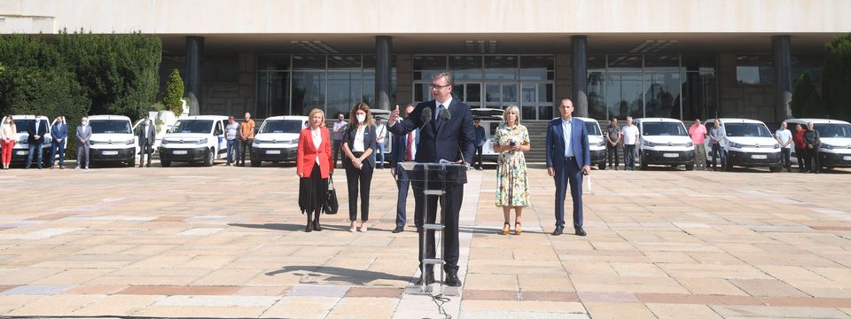 Predsednik Vučić prisustvovao primopredaji 26 specijalizovanih vozila za prevoz vakcina i medicinskog osoblja