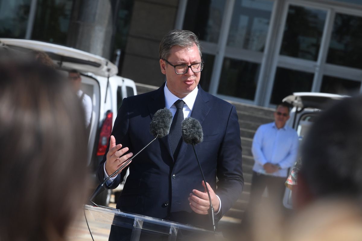 Predsednik Vučić prisustvovao primopredaji 26 specijalizovanih vozila za prevoz vakcina i medicinskog osoblja