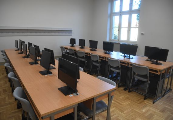 Председник Вучић обишао реконструисану зграду Земунске гимназије
