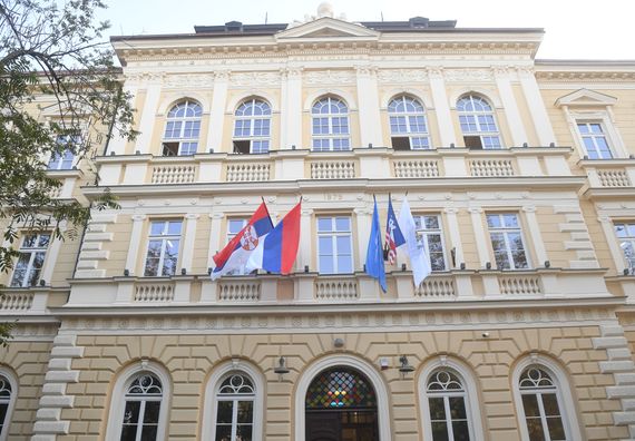 Predsednik Vučić obišao rekonstruisanu zgradu Zemunske gimnazije