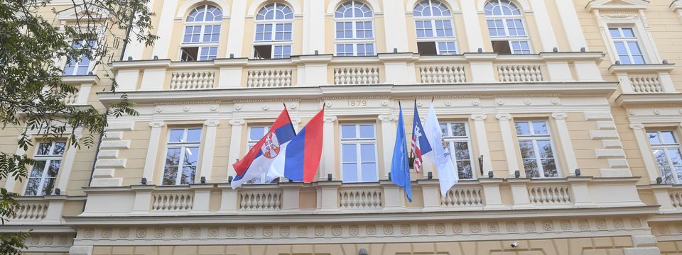 Predsednik Vučić obišao rekonstruisanu zgradu Zemunske gimnazije