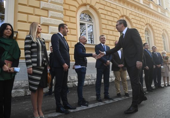 Predsednik Vučić obišao rekonstruisanu zgradu Zemunske gimnazije