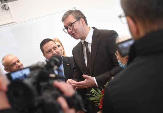 Predsednik Vučić obišao rekonstruisanu zgradu Zemunske gimnazije