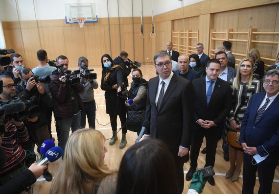 Predsednik Vučić obišao rekonstruisanu zgradu Zemunske gimnazije