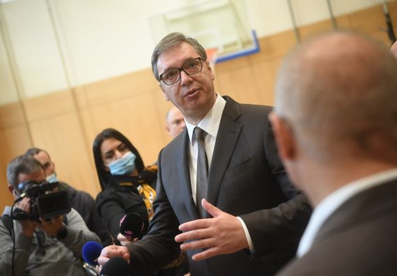 Predsednik Vučić obišao rekonstruisanu zgradu Zemunske gimnazije