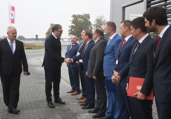 Председник Вучић присуствовао свечаном отварању фабрике Magna Seating огранак Алексинац.