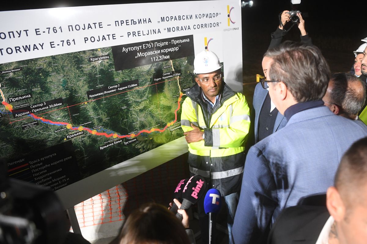 Predsednik Vučić obišao radove na mostu preko Zapadne Morave