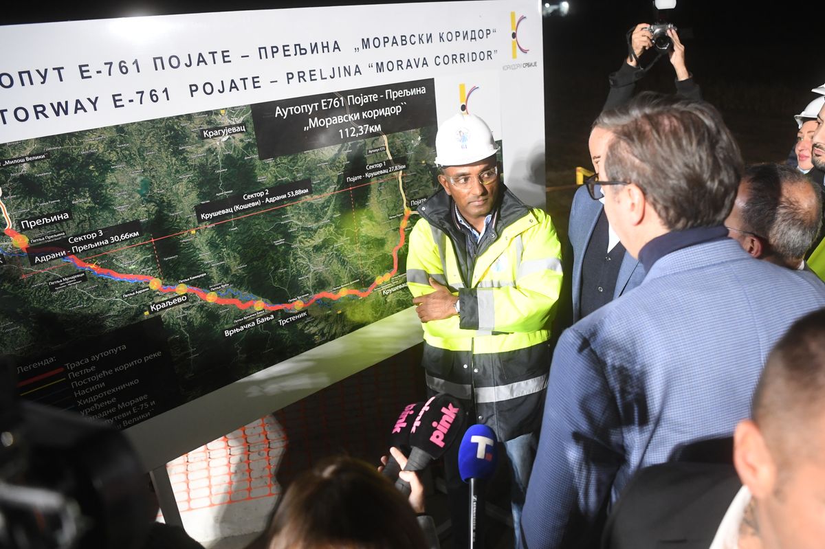 Predsednik Vučić obišao radove na mostu preko Zapadne Morave Predsednik Vučić obišao radove na mostu preko Zapadne Morave