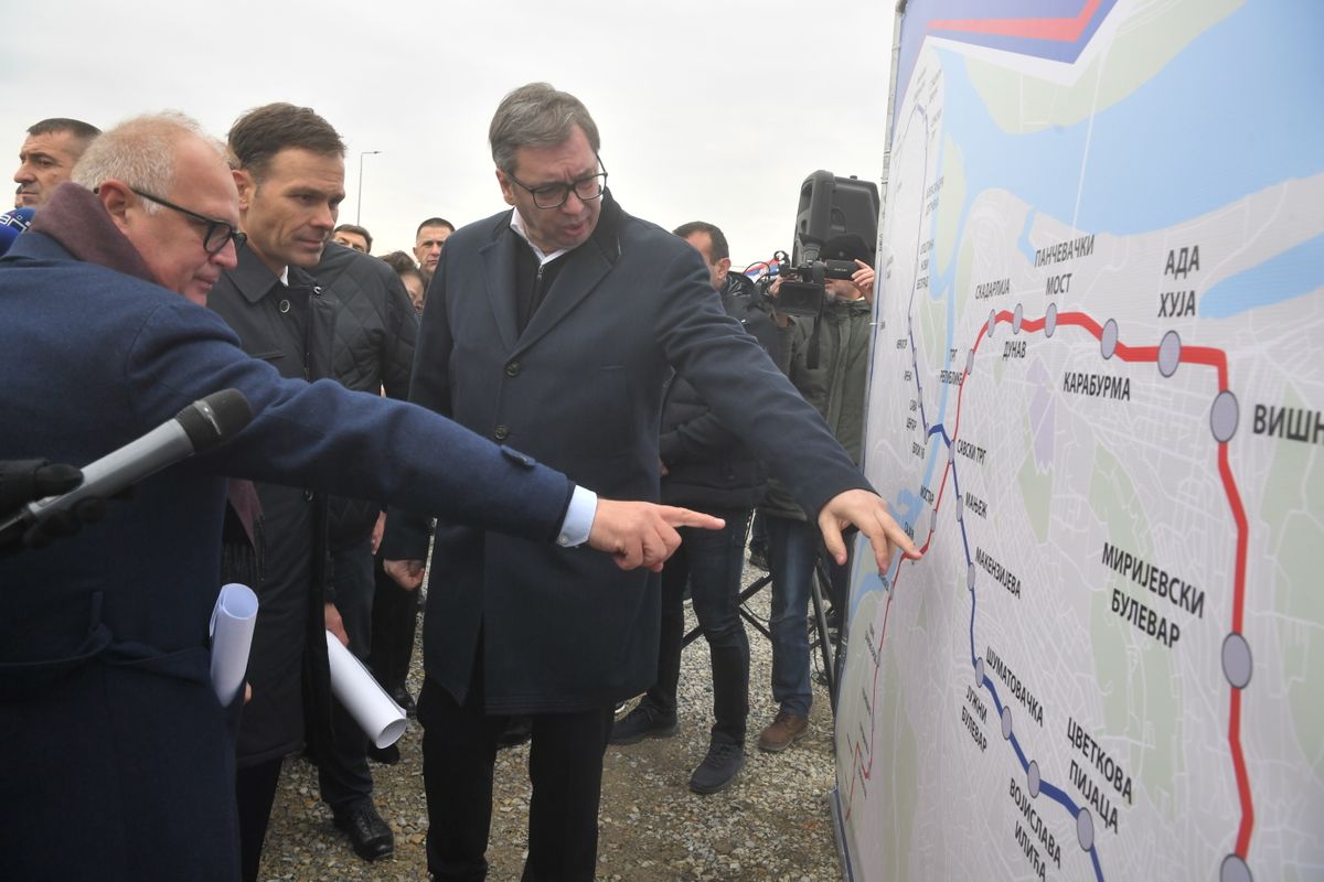 Председник Вучић обишао радове на пројекту изградње инфраструктуре и насипања платоа за депо београдског метроа