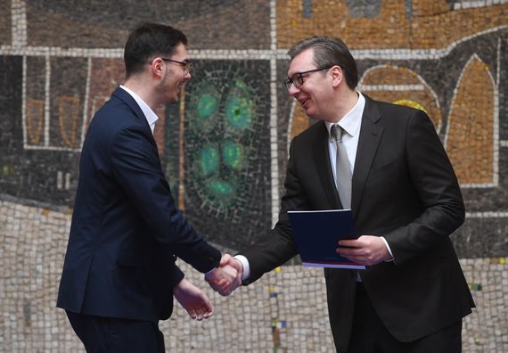 Predsednik Vučić sa najboljim diplomcima medicinskih fakulteta i srednjih medicinskih škola u Srbiji