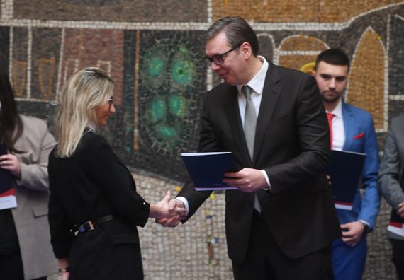 Predsednik Vučić sa najboljim diplomcima medicinskih fakulteta i srednjih medicinskih škola u Srbiji