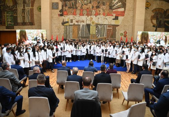 Predsednik Vučić sa najboljim diplomcima medicinskih fakulteta i srednjih medicinskih škola u Srbiji