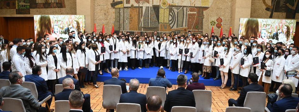 Председник Вучић са најбољим дипломцима медицинских факултета и средњих медицинских школа у Србији