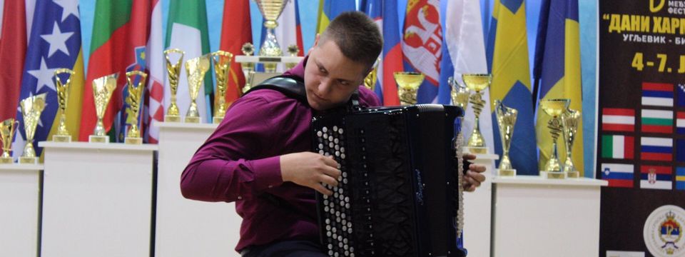 Mladi harmonikaš osvajač zlatnog pehara