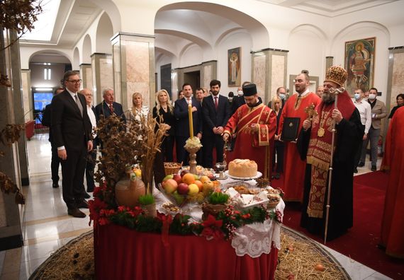 Unošenje badnjaka u zgradu Generalnog sekretarijata predsednika Republike