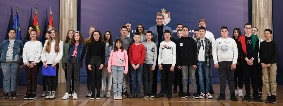 Председник Вучић са децом из региона