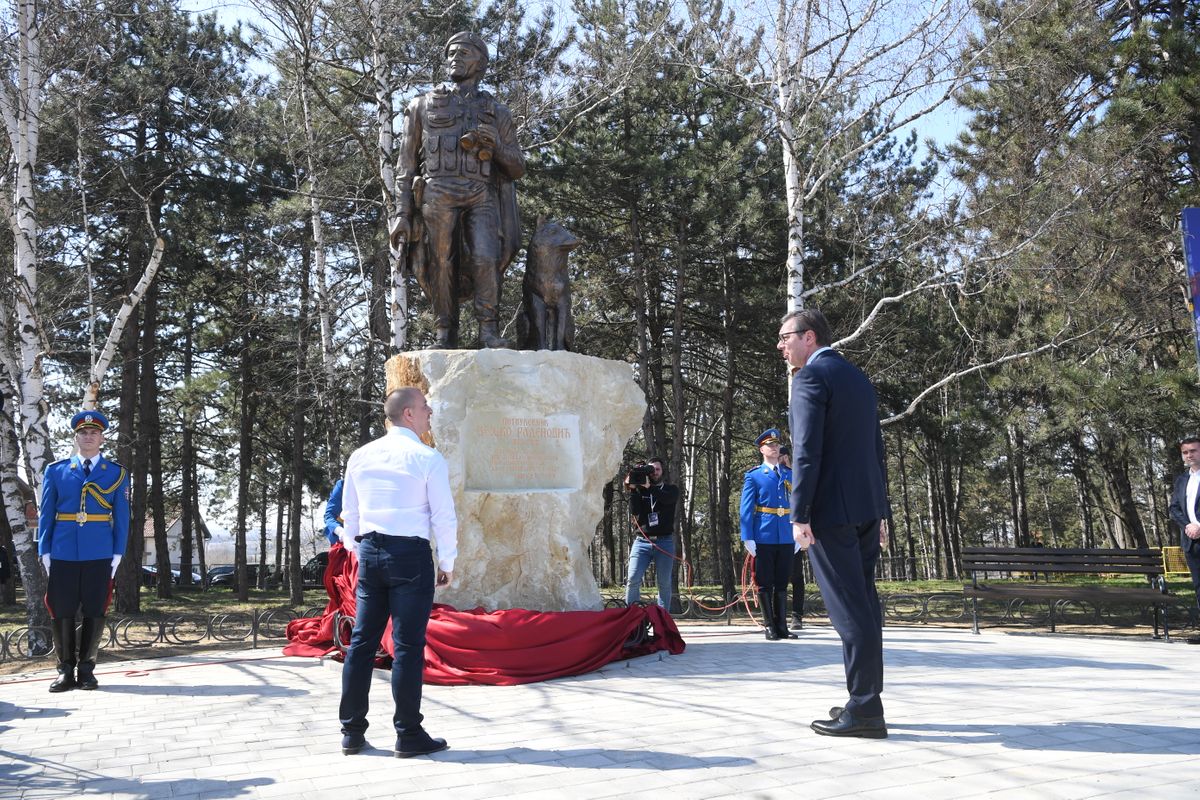 Председник Вучић присуствовао церемонији свечаног откривања споменика потпуковнику Вељку Раденовићу
