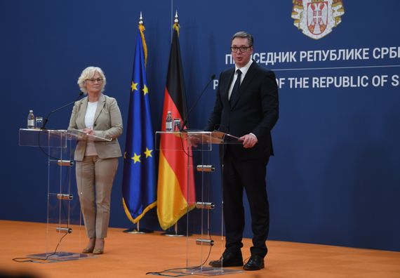 Predsednik Vučić sastao se sa ministarkom odbrane Savezne Republike Nemačke