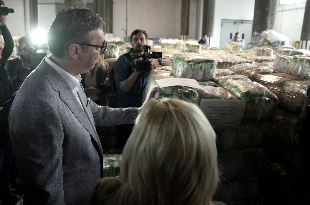 Predsednik Vučić obišao skladišta Republičke direkcije za robne rezerve
